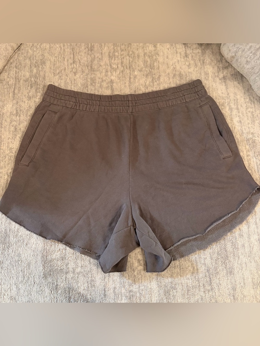 Aerie Women’s Raw Hem Fleece Sweat Shorts Gray Size XL Loungewear Pockets NWT